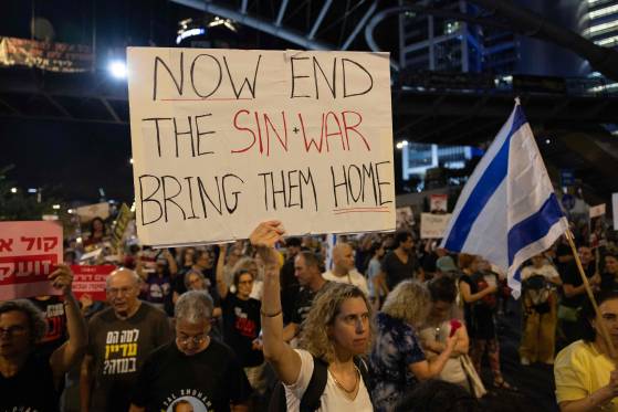 17일(현지시간) 이스라엘 텔아비브에서 시민들이 하마스가 잡고 있는 인질들의 석방을 요구하는 시위를 벌이고 있다. 이스라엘 정부는 이날 하마스의 최고 정치지도자 야히야 신와르를 제거했다고 밝혔다. 신와르는 지난해 10월 이스라엘 기습 공격을 주도했던 인물이다. [AFP=연합뉴스]