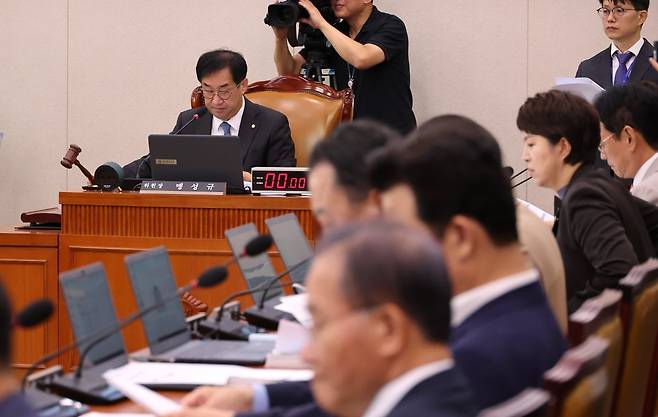 국회 국토교통위원회 국정감사에서 맹성규 위원장이 의사봉을 두드리고 있다. 사진=연합뉴스