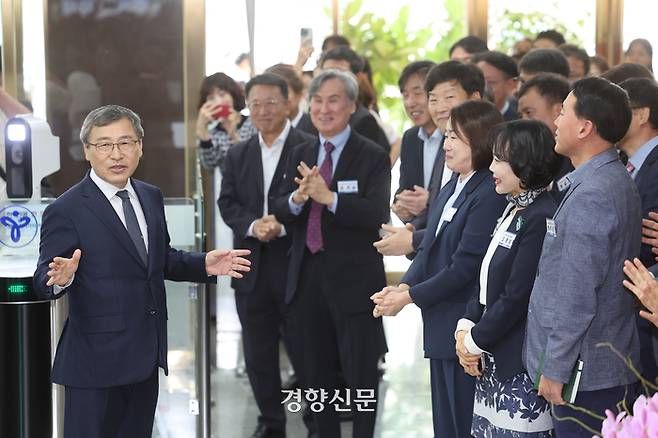 정근식 서울시교육감 당선인이 10월 17일 오전 서울시교육청으로 첫 출근하며 직원들과 인사하고 있다. /이준헌 기자