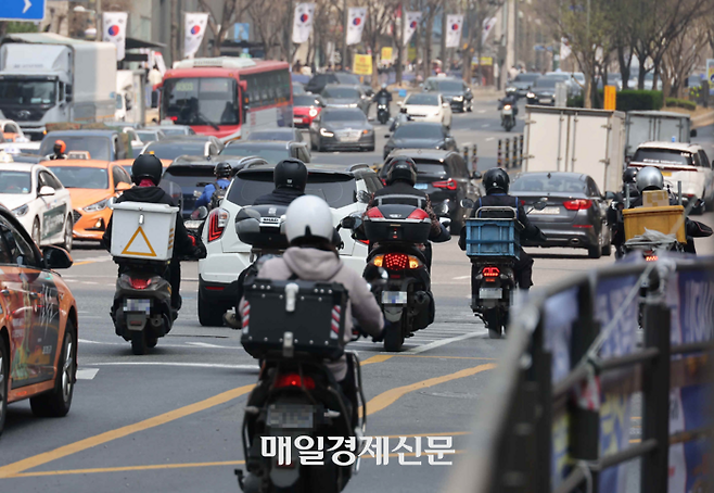 서울 강남역 일대에서 배달 오토바이들이 주행하고 있다. 기사와 직접 관련 없음 [한주형 기자]