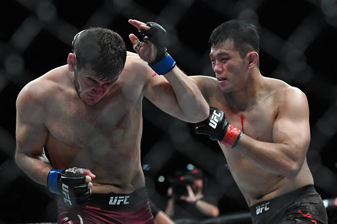 정다운(오른쪽)이 2019년 8월 UFC on ESPN+ 15에서 하디스 바시로비치 이브라기모프를 공격하고 있다. 사진=Getty Images=연합뉴스 제공