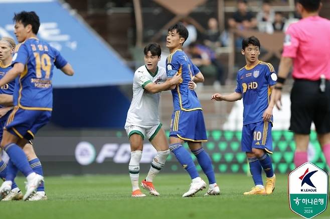 김기희(사진 오른쪽). 사진=한국프로축구연맹