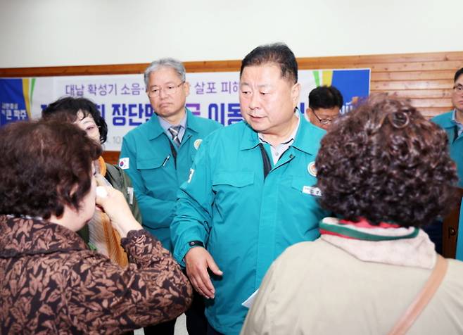 김경일 파주시장 18일 민통선마을 주민과 이동시장실 운영. / 사진제공=파주시