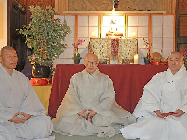 [서울=뉴시스] 10일(현지시간) 미국 코네티컷주 뉴헤이븐 예일대 기숙사 내 불교법당에서 선명상을 하는 대한불교조계종 총무원장 진우스님(가운데) (사진=대한불교조계종 제공) 2024.10.18. photo@newsis.com  *재판매 및 DB 금지