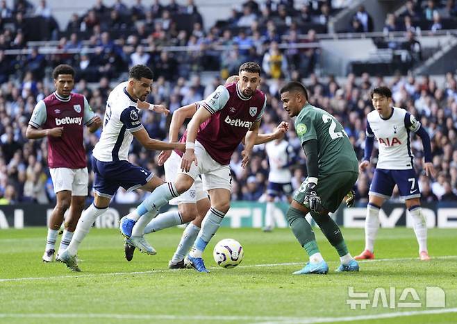 [런던=AP/뉴시스] 잉글랜드 프로축구 프리미어리그(EPL) 토트넘홋스퍼의 도미닉 솔란케와 손흥민. 2024.10.19.