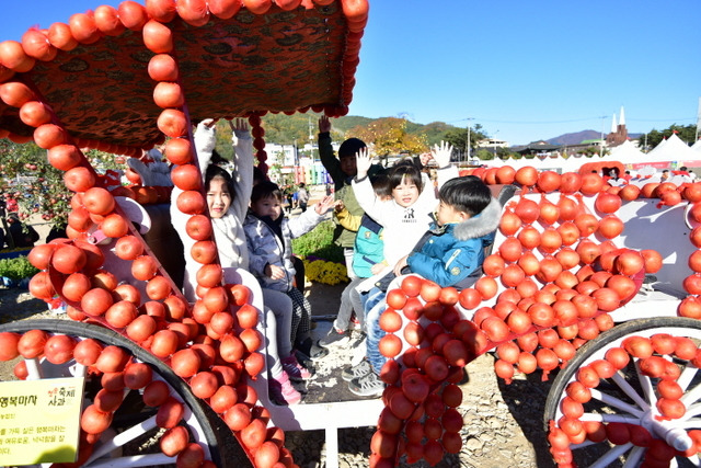 지난해 열린 ‘청송사과축제’를 방문한 아이들. 청송군