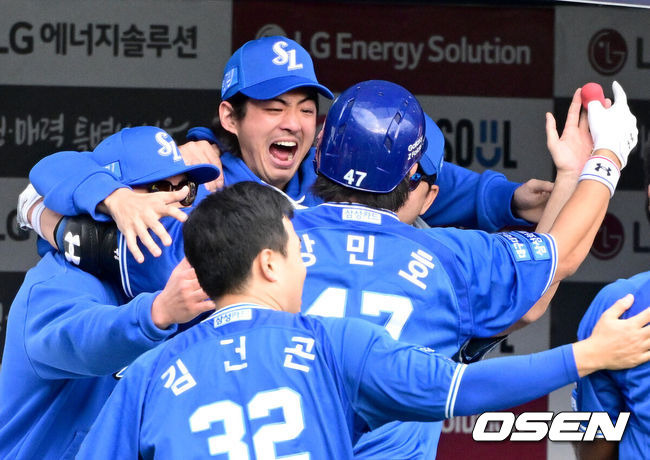 [OSEN=잠실, 최규한 기자] 19일 서울 잠실야구장에서 ‘2024 신한 SOL뱅크 KBO 포스트시즌’ 플레이오프 4차전 LG 트윈스와 삼성 라이온즈의 경기가 열렸다.LG는 디트릭 엔스, 삼성은 데니 레예스를 4차전 선발 투수로 내세웠다.8회초 무사 선두타자로 나선 삼성 강민호가 선제 좌중간 솔로포를 날리고 홈을 밟은 뒤 박진만 감독-정대현 코치-구자욱과 기뻐하고 있다. 2024.10.19 / dreamer@osen.co.kr