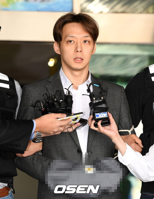 [OSEN=수원, 이대선 기자] 3일 오전 마약 투약 혐의로 구속된 배우 박유천이 경기남부지방경찰청에서 수원지검에 송치됐다.배우 박유천이 검찰로 송치되며 취재진의 질문에 답하고 있다. /sunday@osen.co.kr