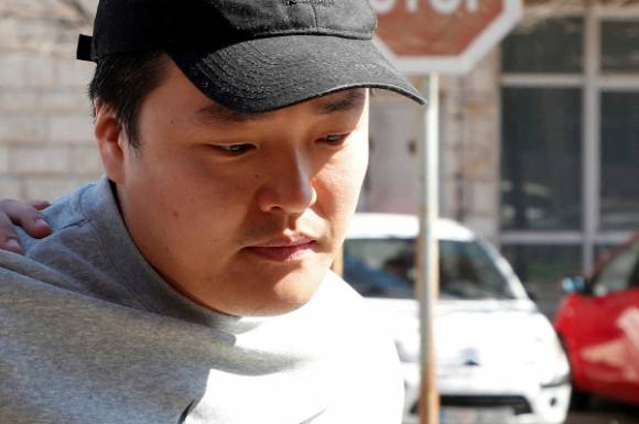 권도형 테라폼랩스 대표가 24일(현지시간) 몬테네그로 수도 포드고리차에서 경찰관에게 이끌려 법원으로 향하고 있다. 2023.3.25 로이터 연합뉴스