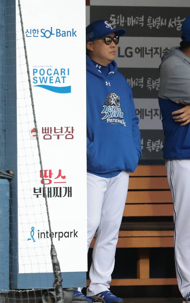 박진만 삼성 감독이 19일 서울 잠실야구장에서 열린 2024 신한 SOL뱅크 KBO 포스트시즌 플레이오프 4차전 LG와의 경기를 지켜보고 있다. 연합뉴스