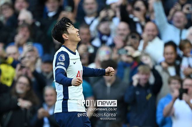 ▲&nbsp; 토트넘은 19일 오후 8시 30분 영국 런던의 토트넘 홋스퍼 스타디움에서 웨스트햄 유나이티드와 잉글랜드 프리미어리그 8라운드에서 대승을 앞두고 있다. 부상으로 최근 경기에 나서지 못한 손흥민이 승리를 이끌었다. 손흥민은 지난 13일 사회관계망서비스(SNS)에 '곧 돌아온다'(Back soon)이라는 문구를 게재했다. 엔제 포스테코글루 토트넘 감독도 직접 손흥민 복귀를 언급했다. 경기를 앞두고 가진 기자회견에서 "손흥민과 히샬리송이 부상에서 잘 회복했다. 팀 훈련도 무리 없이 끝냈다. 우리에게 아주 긍정적인 소식이다"며 "손흥민은 A매치 휴식기를 잘 보냈다. 다음 경기에서 손흥민이 뛰길 바란다"고 말했다. 그리고 마침내 선발 명단에 이름을 올렸다. 지금까지 휴식을 취했던 손흥민은 복귀하자마자 선발로 토트넘을 이끌었다. 총 70분을 뛴 손흥민이 3호골을 터뜨리며 에이스 역할을 톡톡히 했다.