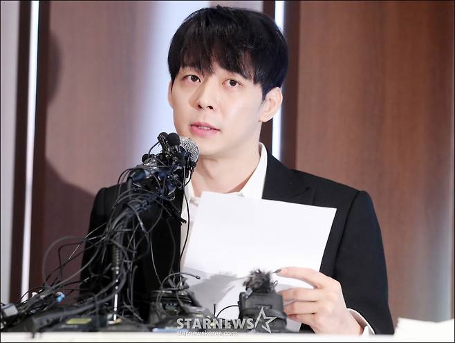 JYJ 박유천이 10일 오후 서울 종로구 프레스센터에서 전 연인 황하나 마약 혐의 관련 '연예인 A씨'로 지목되고 있는 것에 대해 긴급 기자회견을 갖고 있다.