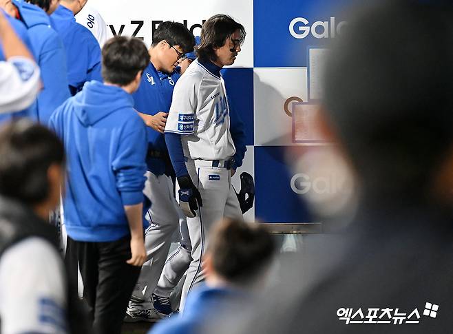 15일 오후 대구삼성라이온즈파크에서 열린 '2024 신한 SOL Bank KBO 포스트시즌' LG 트윈스와 삼성 라이온즈의 플레이오프 2차전 경기, 1회말 2사 2루 삼성 구자욱이 디아즈의 1타점 적시타때 득점에 성공한 후 더그아웃을 빠져나가고 있다. 엑스포츠뉴스 DB