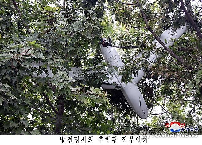 북한, 평양에서 한국군 무인기 잔해 발견 주장 (평양 조선중앙통신=연합뉴스) 북한이 평양에서 한국군에서 운용하는 드론과 동일 기종의 무인기 잔해를 발견했다고 주장하며 관련 사진을 공개했다. 북한 국방성 대변인은 19일 조선중앙통신을 통해 "한국군부깡패들의 중대주권침해도발사건이 결정적 물증의 확보와 그에 대한 객관적이며 과학적인 수사를 통해 명백히 확증되였다"고 발표했다. 2024.10.19 
    [국내에서만 사용가능. 재배포 금지. For Use Only in the Republic of Korea. No Redistribution] nkphoto@yna.co.kr