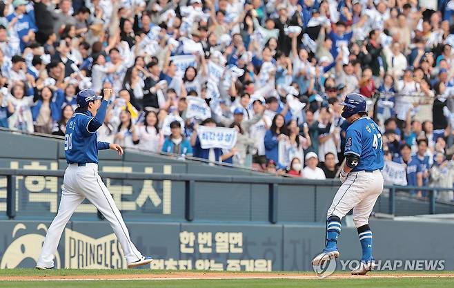 홈런 치고 기뻐하는 삼성 강민호 (서울=연합뉴스) 김인철 기자 = 19일 서울 잠실야구장에서 열린 2024 신한 SOL뱅크 KBO 포스트시즌 플레이오프 4차전 LG 트윈스와 삼성 라이온즈의 경기. 8회초 선두타자로 나선 삼성 강민호가 좌중간 솔로 홈런을 치고 환호하며 그라운드를 돌고 있다. 2024.10.19 yatoya@yna.co.kr