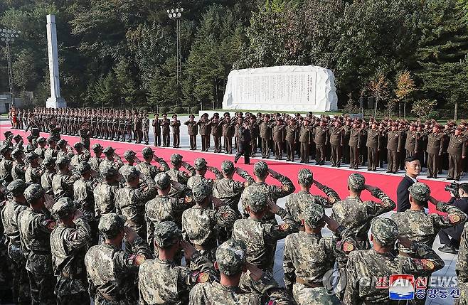 김정은, 북한군 제2군단 지휘부 방문 [국내에서만 사용가능. 재배포 금지. For Use Only in the Republic of Korea. No Redistribution] nkphoto@yna.co.kr