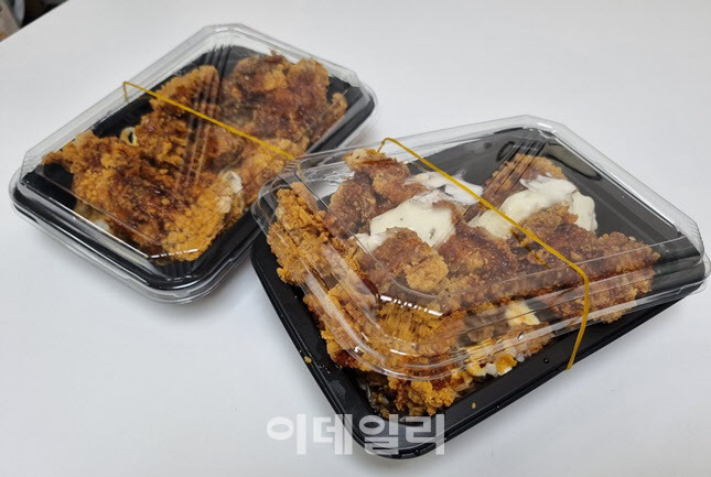 오리지널 뚜열치(왼쪽)와 특제 양념을 더한 뚜열치. (사진=한전진 기자)