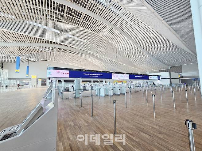 인천국제공항 제2여객터미널 확장 후 체크인 카운터 모습.