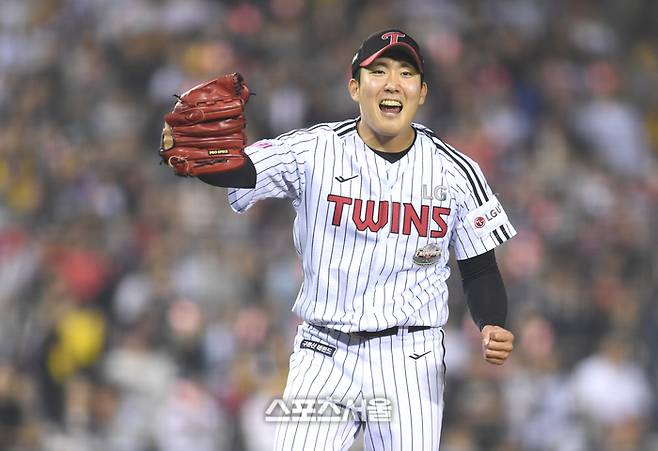 LG 투수 손주영이 11일 잠실구장에서 열린 KT와 2024 KBO 준플레이오프 5차전 7회초 2사 1,3루에서 KT 오윤석은 삼진 처리한 후 환호하고 있다. 잠실 | 최승섭기자 thunder@sportsseoul.com