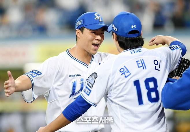 삼성 김윤수가 15일 대구삼성라이온즈파크에서 열린 2024 KBO 플레이오프 2차전 7회초 2사 만루에서 위기를 넘긴 후 더그아웃으로 돌아와 원태인과 포옹하고 있다. 대구 | 박진업 기자 upandup@sportsseoul.com