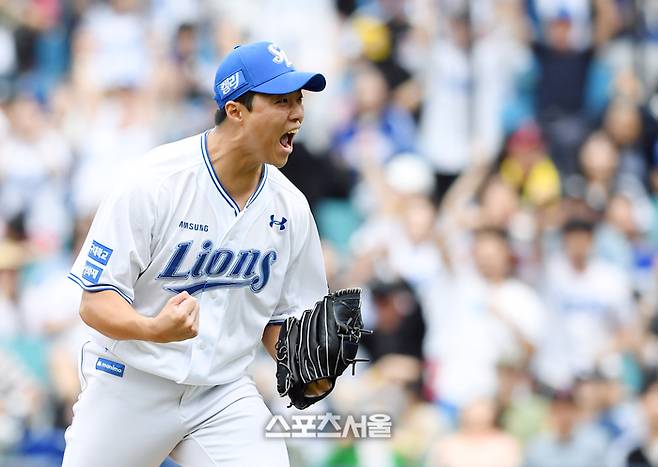 삼성 투수 김윤수가 13일 대구삼성라이온즈파크에서 열린 2024 KBO 플레이오프 1차전 LG전에서 7회초 2사 1,2루 위기를 넘긴 후 포효하고 있다. 대구 | 박진업 기자 upandup@sportsseoul.com