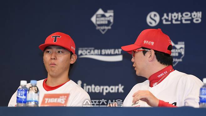 KIA 양현종(오른쪽)이 20일 광주 라마다플라자 충장호텔에서 열린 2024 KBO 한국시리즈 미디어데이 행사 전 김도영과 이야기를 나누고 있다. 광주 | 최승섭기자 thunder@sportsseoul.com