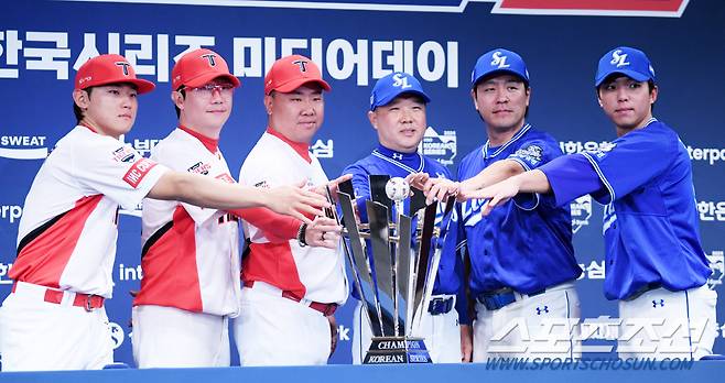 2024 KBO 한국시리즈 미디어데이가 20일 광주 라마다플라자에서 열렸다. KIA 김도영, 양현종, 이범호 감독, 삼성 박진만 감독, 강민호, 김영웅이 포즈를 취하고 있다. 광주=박재만 기자 pjm@sportschosun.com/2024.10.20/