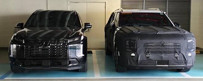 사진 : 현대차 현행 팰리세이드(왼쪽)와 풀체인지 모델 테스트카 (출처=오토스파이넷)