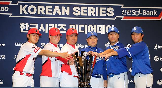 20일 광주 라마다플라자 바이 윈덤 충장 호텔 라벤더홀에서 열린 KBO 한국시리즈 미디어데이에서 양팀 감독과 선수들이 우승 트로피를 가운데 두고 포즈를 취하고 있다.  사진 왼쪽부터 KIA 김도영, 양현종, 이범호 감독, 삼성 박진만 감독, 강민호, 김영웅. /뉴스1