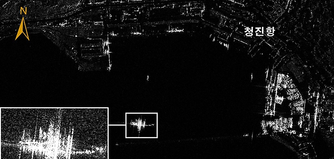 국가정보원은 북한이 지난 8일부터 러시아 파병을 위한 특수부대 병력 이동을 시작했다고 밝히며 합성개구레이더(SAR) 탑재 위성이 촬영하는 것으로 보이는 증거 사진을 18일 공개했다. 해당 사진은 지난 12일 북한 병력 수송 목적 러시아 함정 활동ⓒ국가정보원