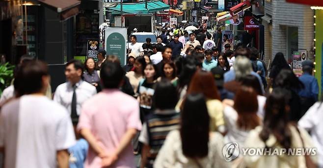 저출산과 고령화 등으로 한국의 잠재성장률이 2.0% 수준으로 낮아지면서 지난해 미국에 처음 추월당한 것으로 나타났다. 사진은 지난 6월 서울 명동 거리 모습./ 사진=연합뉴스