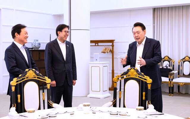 윤석열 대통령이 18일 서울 한남동 대통령 관저에서 부산·울산·경남 광역자치단체장과의 만찬에 앞서 박형준 부산시장(가운데), 박완수 경남도지사와 대화하고 있다. 대통령실 제공