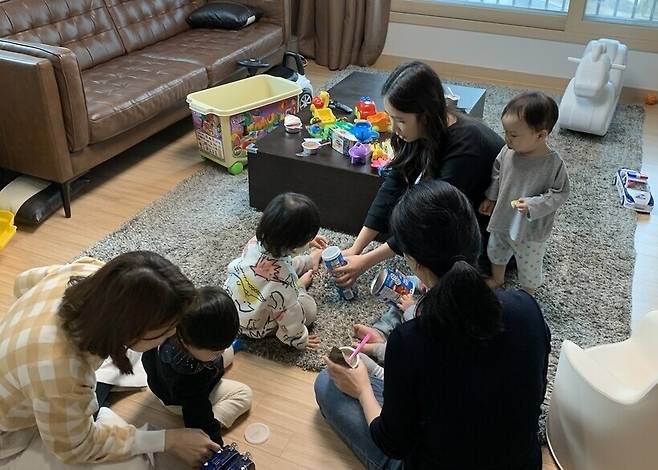 육아 친구를 짝짓기(매칭)해주는 앱 ‘육아크루’를 통해 만나게 된 서울시 송파구의 엄마들. 사진 육아크루 제공