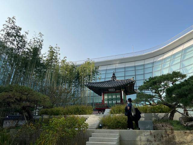 인천국제공항 제2여객터미널 동편 확장부 끝에 설치된 중정. 국가유산청과 협력해 창덕궁 승재정을 그대로 옮긴 정자가 들어섰다. 김민호 기자