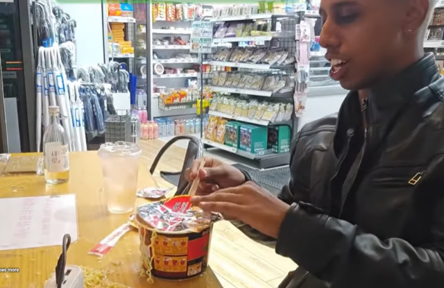 외국인 유튜버 조니 소말리가 서울 마포구 홍대거리 인근 한 편의점에서 음주를 제지받자 라면을 테이블 위에 쏟고 난 뒤 모습. 테이블에 면발이 놓여있다. 유튜브 캡처