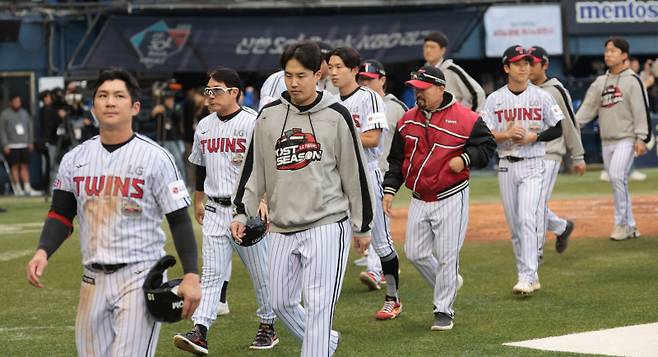 <yonhap photo-4538="">(서울=연합뉴스) 김인철 기자 = 19일 서울 잠실야구장에서 열린 2024 신한 SOL뱅크 KBO 포스트시즌 플레이오프 4차전 LG 트윈스와 삼성 라이온즈의 경기. 1-0으로 패한 LG 선수들이 아쉬워하며 경기장을 나서고 있다. 2024.10.19 yatoya@yna.co.kr/2024-10-19 17:10:11/ <저작권자 ⓒ 1980-2024 ㈜연합뉴스. 무단 전재 재배포 금지, AI 학습 및 활용 금지></yonhap>