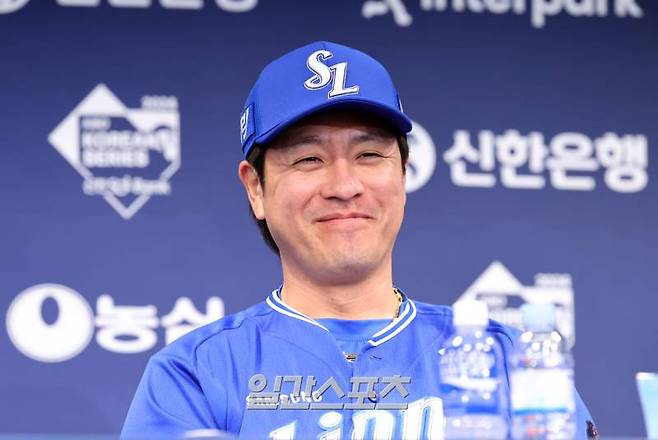 2024 신한 쏠뱅크 KBO 한국시리즈 미디어데이가 20일 오후 광주 라마다플라자 바이윈덤 충장 호텔에서 열렸다. 삼성 강민호가 KIA 양현종의 칭찬에 미소 짓고있다. 광주=정시종 기자 capa@edaily.co.kr 