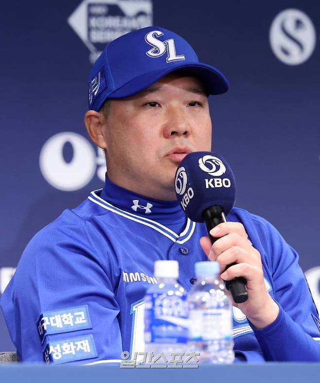 2024 신한 쏠뱅크 KBO 한국시리즈 미디어데이가 20일 오후 광주 라마다플라자 호텔에서 열렸다. 삼성 박진만 감독이 1차전 선발을 밝히고 있다. 광주=정시종 기자 capa@edaily.co.kr /2024.10.20.