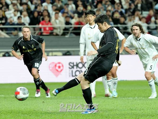 시대를 대표하는 레전드 축구 선수들이 'FC스피어'와 '실드 유나이티드' 팀을 구성, 스페셜매치를 치르는 ‘2024 넥슨 아이콘 매치'가 20일 오후 서울 마포구 서울월드컵경기장에서 열렸다. 후반 교체된 박지성이 패널티킥을 넣고 있다. 상암=김민규 기자 mgkim1@edaily.co.kr /2024.10.20/