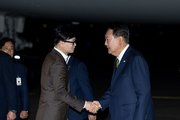 윤석열 대통령이 지난 11일 성남 서울공항에서 필리핀, 싱가포르 국빈 방문 및 라오스 아세안 정상회의를 마치고 귀국하며 마중 나온 국민의힘 한동훈 대표와 악수하고 있다. [사진=대통령실]