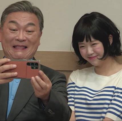 배우 김의성이 국정감사장에서 하니와 셀카를 찍은 한화오션 사장을 따라하고 있다. 사진 유튜브 캡처