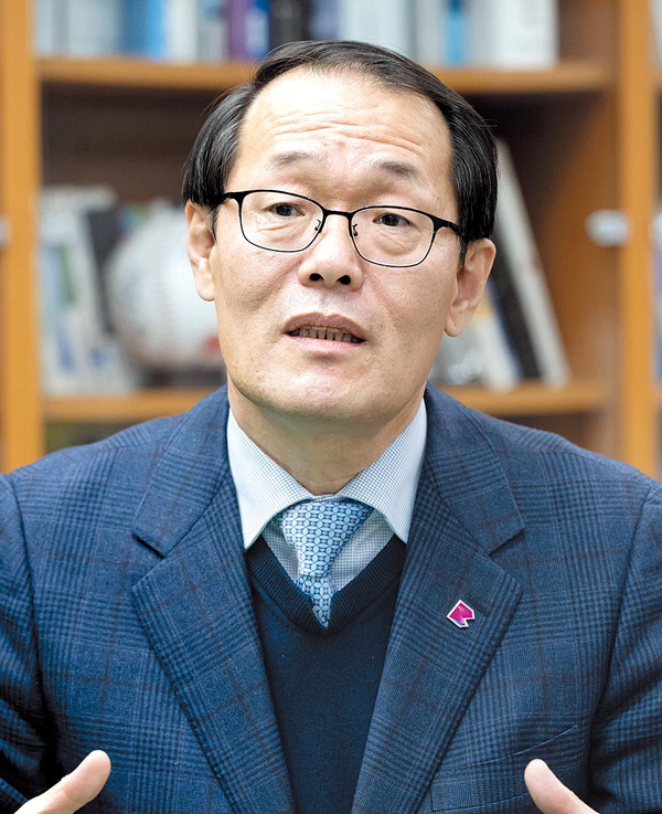 부산시 이준승 행정부시장이 플라이아시아의 의미와 목표에 관해 설명하고 있다.