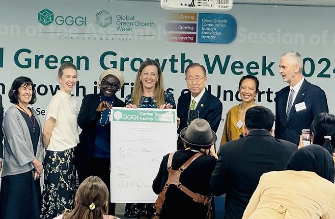 Former United Nations Secretary-General Ban Ki-moon(fifth from left) inaugurates the Carbon Transaction Facility (CTF) at Global Green Growth Institute in Jung-gu, Seoul on Wednesday. (Sanjay Kumar/ The Korea Herald)