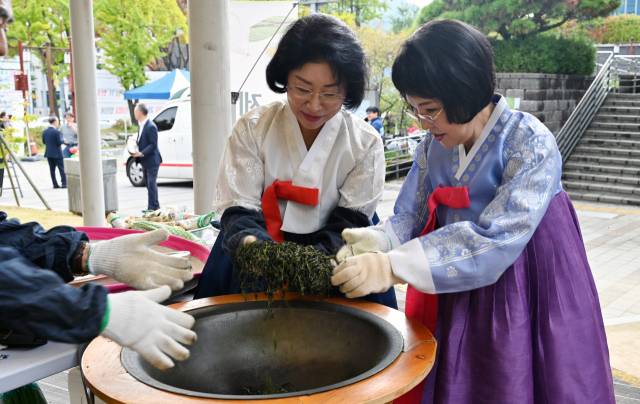 19일 인천시 미추홀구 인천무형문화재전수교육관에서 열린 '제25회 전국 인설 차 문화전 차예절 경연대회'에서 최미리 가천대 수석부총장(사진 왼쪽)과 최소연 한국차문화협회 이사장이 차를 덖고 있다. 가천대 제공