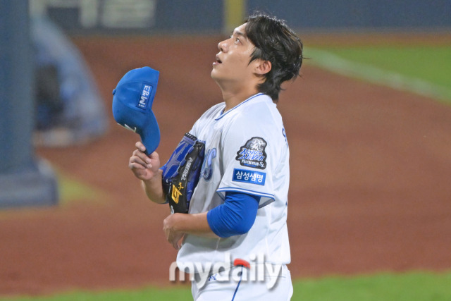 삼성 선발 원태인이 15일 대구 삼성라이온즈파크에서 열린 '2024 프로야구 KBO 포스트 시즌' 삼성라리온즈와 LG트윈스 플레이오프(PO) 2차전 경기 7회초 2사 만루에 교체됐다./대구=한혁승 기자 hanfoto@mydaily.co.kr