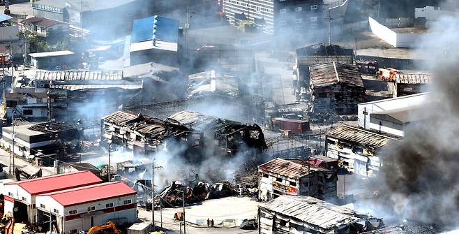 20일 오전 인천 서구 왕길동 기계 제조 공장에서 발생한 화재로 일대 공장 건물 30여개 동이 불에 탔다. 검게 탄 공장 건물들 사이로 연기가 솟고 있다. [연합]