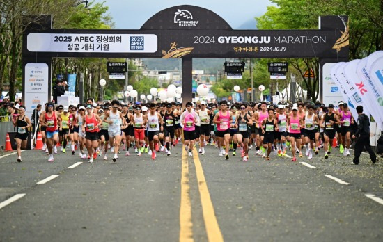 지난 19일 2024 경주국제마라톤대회에 참가한 1만 2000여명의 국내?외 마라토너들이 경주시민운동장에서 힘차게 출발하고 있다.[경주시 제공]