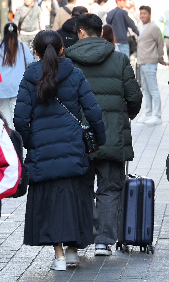 올가을 들어 가장 쌀쌀한 날씨를 보인 20일 오후 서울 명동거리에서 패딩 차림을 한 외국인 관광객들이 길을 걷고 있다. [연합]