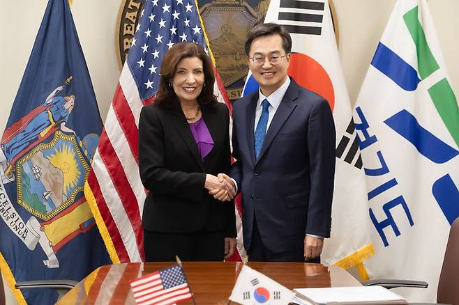 [수원=뉴시스] 김동연 경기도지사가 17일(현지시각) 캐시 호컬(Kathy Hochul) 미국 뉴욕 주지사와 사진을 찍고 있다. (사진=경기도 제공) 2024.10.18. photo@newsis.com *재판매 및 DB 금지