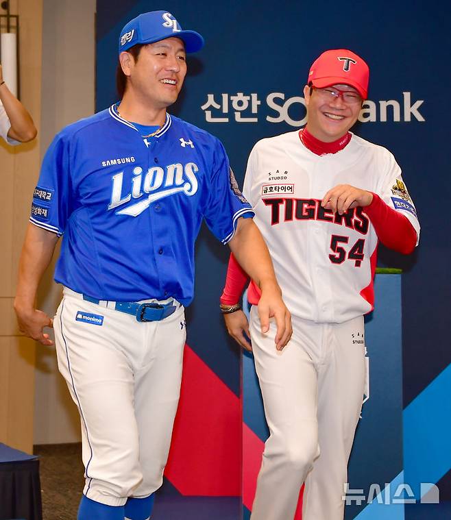 [광주=뉴시스] 류형근 기자 = 2024프로야구 한국시리즈를 앞두고 20일 오후 광주 동구 라마다플라자 바이 윈덤 충장에서 KIA 타이거즈와 삼성 라이온즈의 미디어데이 행사가 열리고 있다. KIA 양현종과 삼성 강민호가 행사를 마친 뒤 나란히 퇴장하고 있다. 2024.10.20. hgryu77@newsis.com